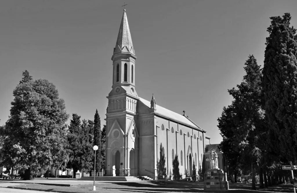 iglesia en plaza central de Aldea brasilera